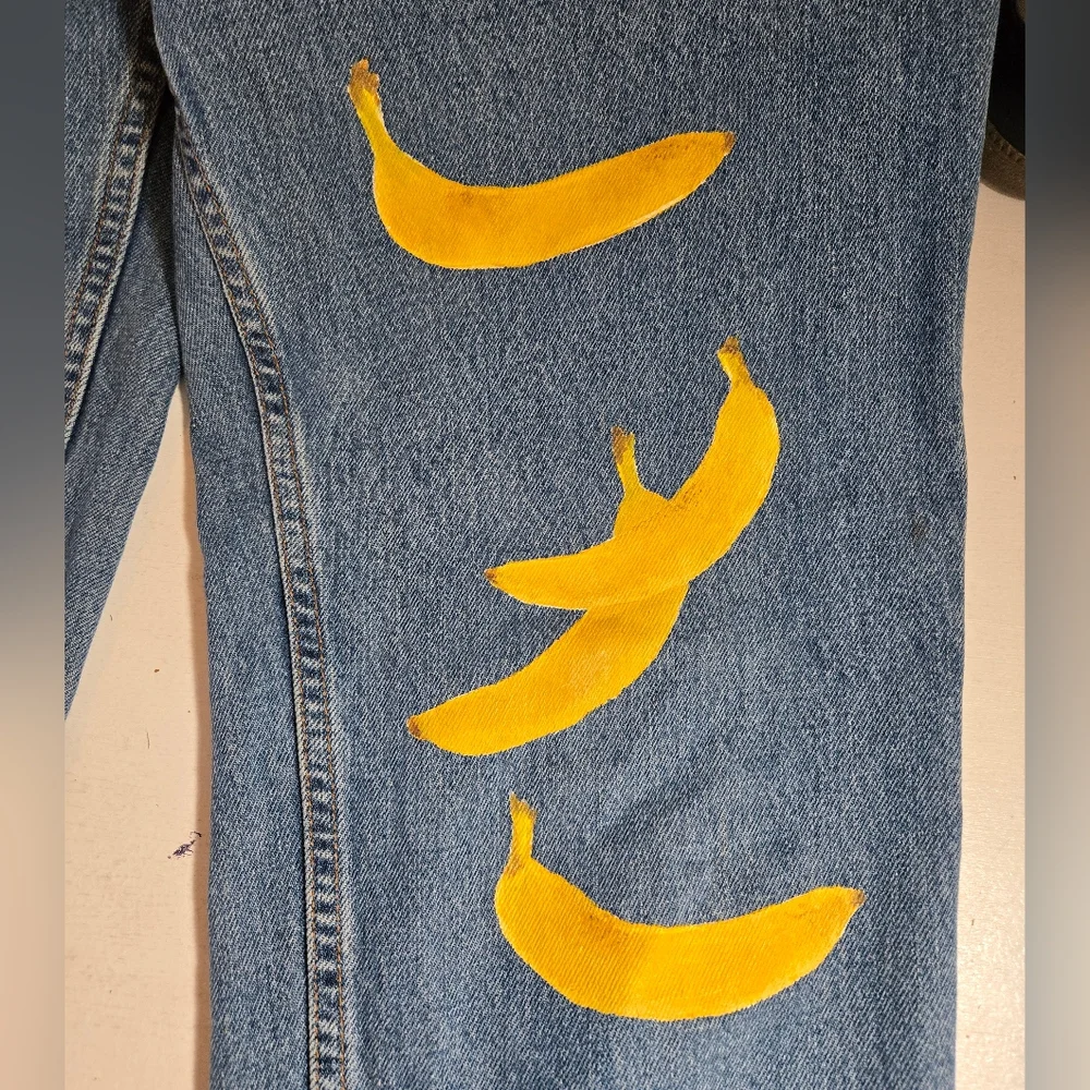 Levi's 550 Relaxed Blue Denim Painted Yellow Banana Design Tapered Leg Jeans - Picture 5 of 15